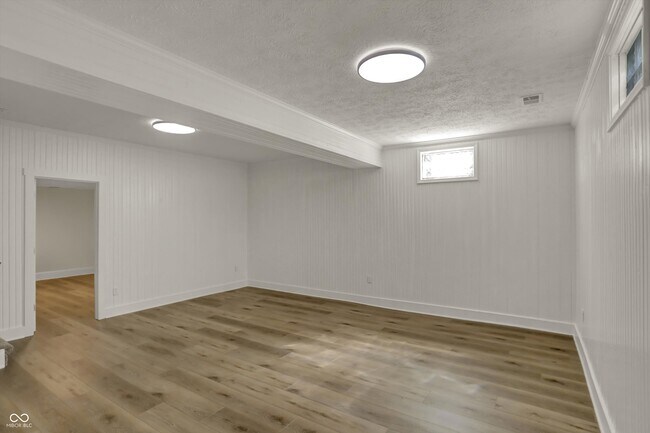 Building Photo - 3037 Golfview Dr
