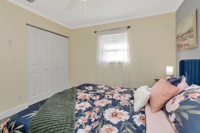 Building Photo - 3 BEDROOM 2 BATHROOM POOL HOME LOCATED IN ST. PETERSBURG