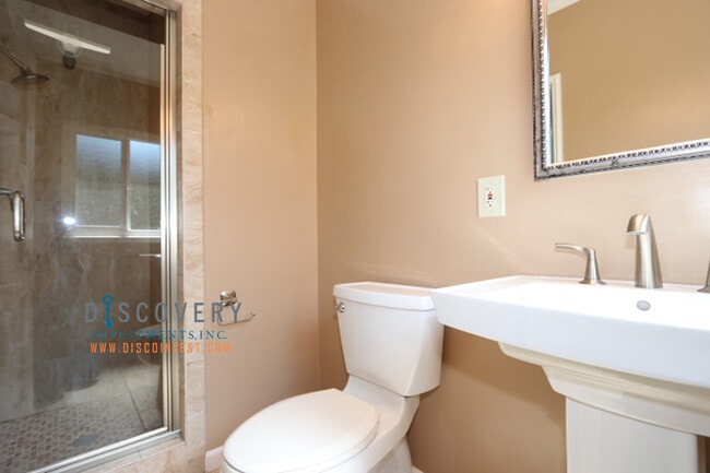 Building Photo - Oakmore Ranch Style Home