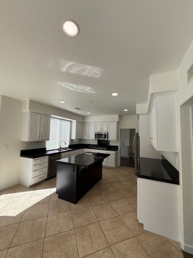 Building Photo - Very Nice 4 bedroom, 3 full bath home in much desired Lakeside neighborhood.