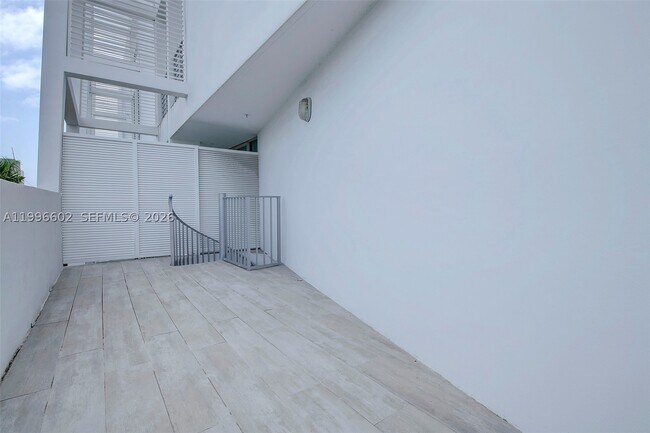 Building Photo - 1577 Bay 201 Bay