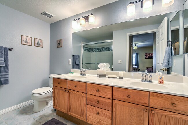 Master Bathroom - 10525 Autumn Pine Ave