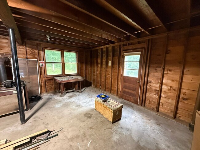 Building Photo - Beautiful 3 Bed, 1 Bath Single Family for Rent in Broad Brook!