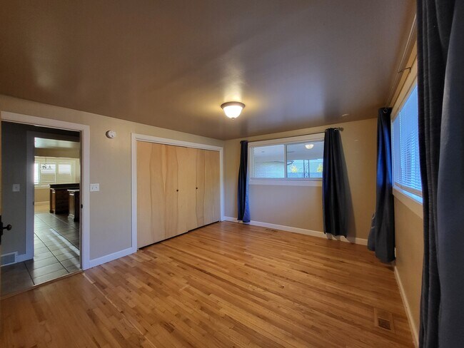 Master bedroom-1 - 1905 Saint Marys Dr