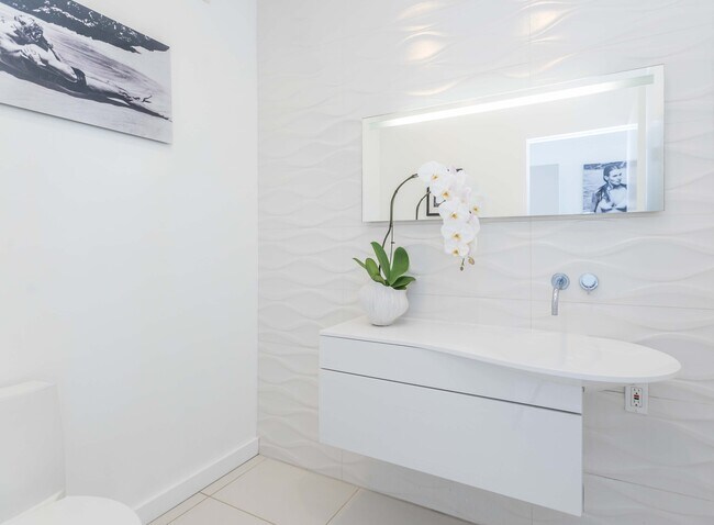 Powder Room - 5205 Ocean Front Walk
