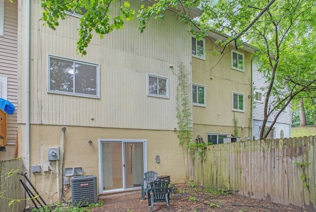 Building Photo - Renovated 4BR/3.5BA Townhome in Stafford –...