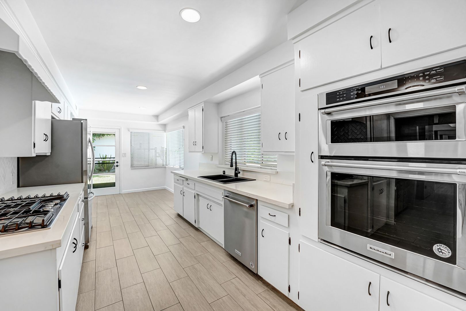 Building Photo - 555 Amalfi Dr