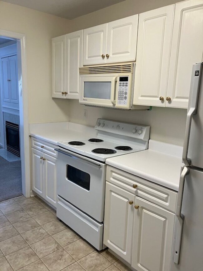 Building Photo - 904-H Litchfield Way