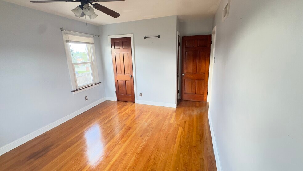Main bedroom w/ 2 closets - 9115 Rambler Dr