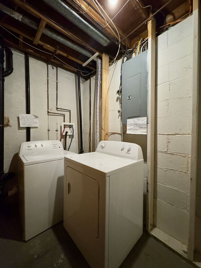 Building Photo - Charming 3 Bedroom/2 Full Bath/2 Half Bath Townhome in Parkville, MD!