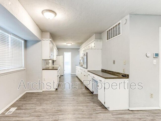 Building Photo - 2524 Boxwood Ave