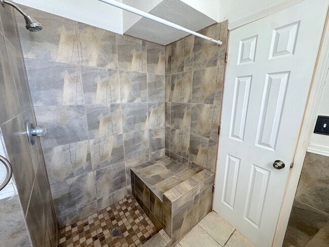 Building Photo - East El Paso 3 bed Refrig A/C!