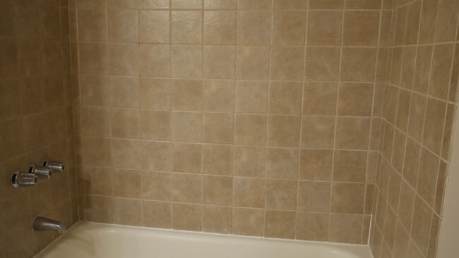 Building Photo - Single Family 3 Bed, 2 Bath w/ Big Backyar...