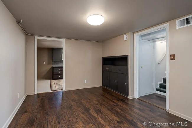 Building Photo - 400 E 5th St