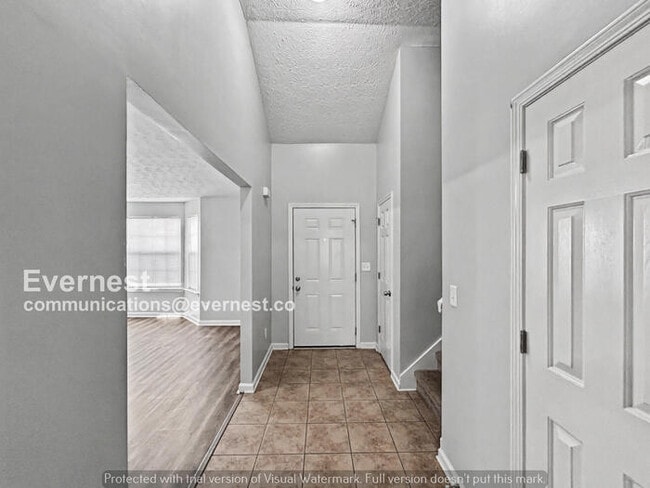 Building Photo - 3 Bed, 2 Bath Home with Fenced Yard & Garage / Pet-Friendly / Available Now!