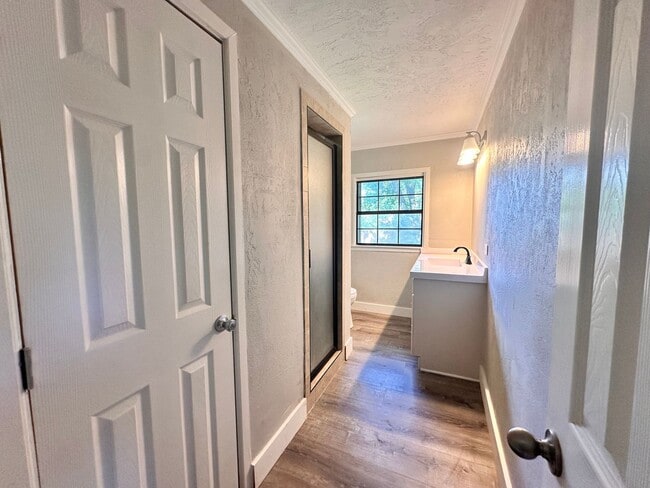 Building Photo - Charming 3 Bed 2 Bath Home with Bonus Den and Detached Garage