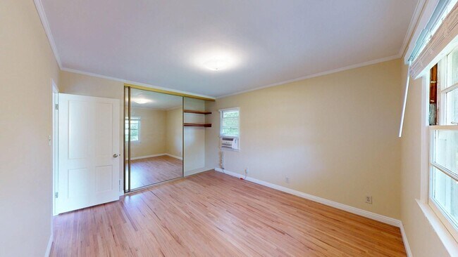 Building Photo - Newly Remodeled Spacious 4-Bed Home Availa...