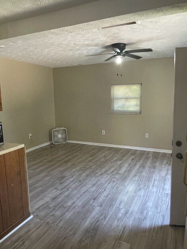 Building Photo - Two Bedroom One Bath Apartment In Huntington