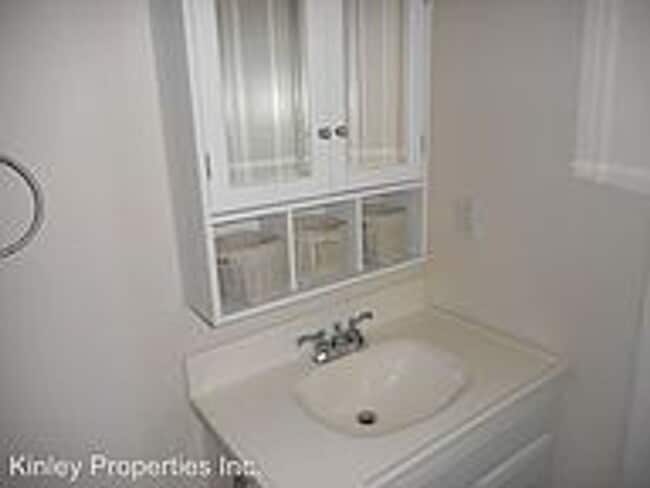 Building Photo - 2 Bedroom 1 Bathroom Duplex
