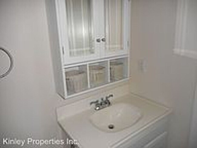 Building Photo - Move In Special 1/2 off first full month -2 Bedroom 1.5 Bathroom Duplex-