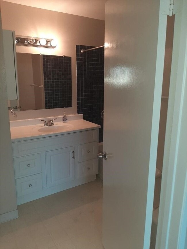 Building Photo - 2 Story 2 bedroom Huntington Beach Townhome