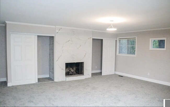 Building Photo - 136 Skyline Dr