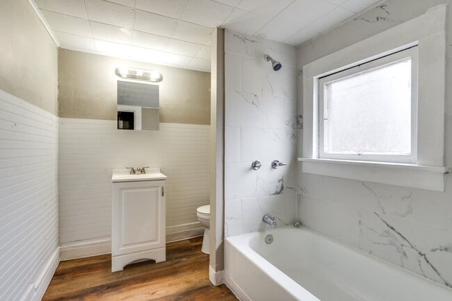 Building Photo - Spacious 3 Bedroom Akron Home