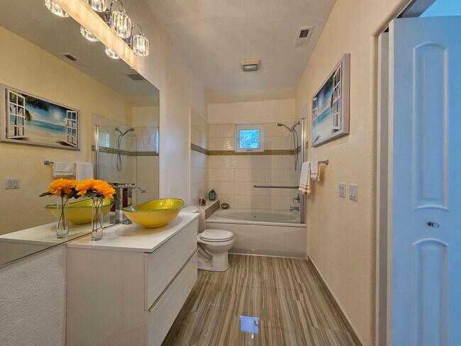 Building Photo - 440 Navaro Pl