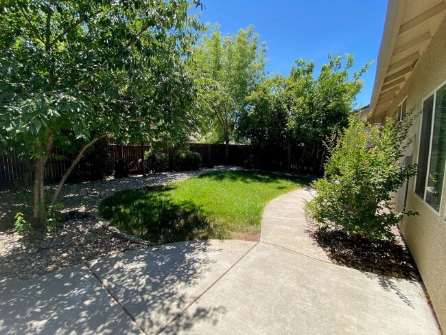 Building Photo - Charming 3 Bedroom 2 Bath Home in Elk Grov...