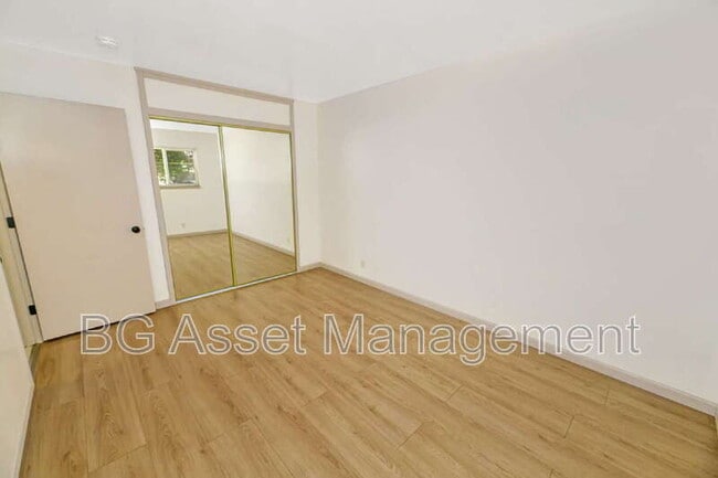 Building Photo - 8049 Greenridge Dr