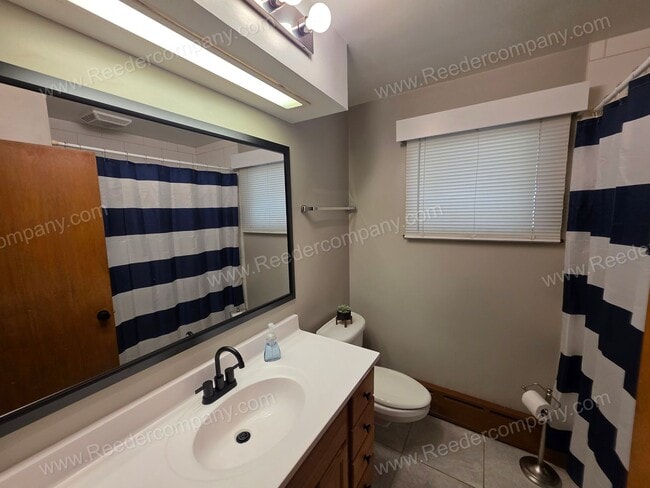 Building Photo - Spacious and updated 2 bedroom 1 bathroom Duplex