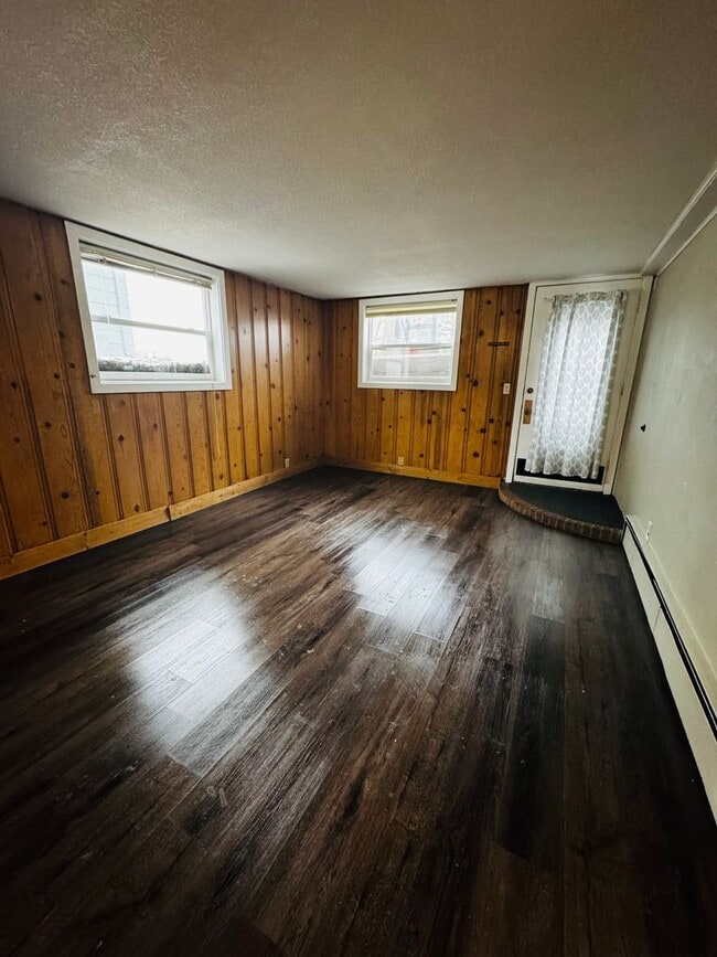 Building Photo - 620 N Main St