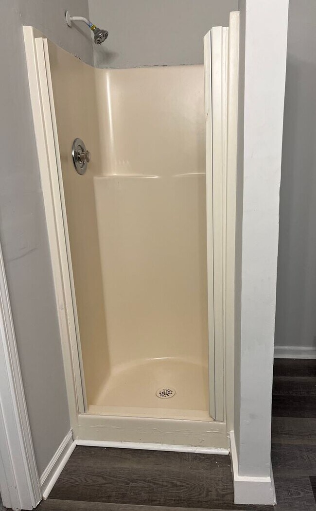 Building Photo - Updated 6bd/3ba w/ Large Backyard in Fores...