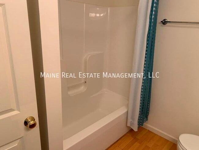 Building Photo - 5 River Village Dr