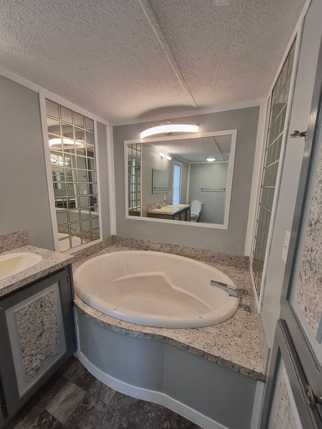 Building Photo - New Listing!!