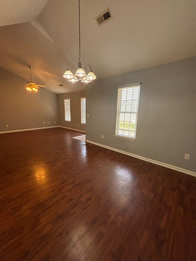 Building Photo - 3BR House with Community Pool