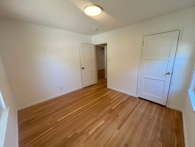 Building Photo - 2 Bedroom home located in Long Beach now available!
