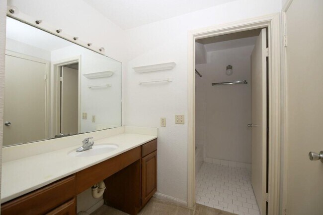 Building Photo - 2475 Underwood St