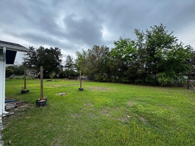 Building Photo - Charming 2-Bedroom Home in Peaceful Dunnellon Neighborhood