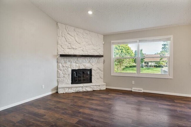 Building Photo - 663 Amphitheater Dr