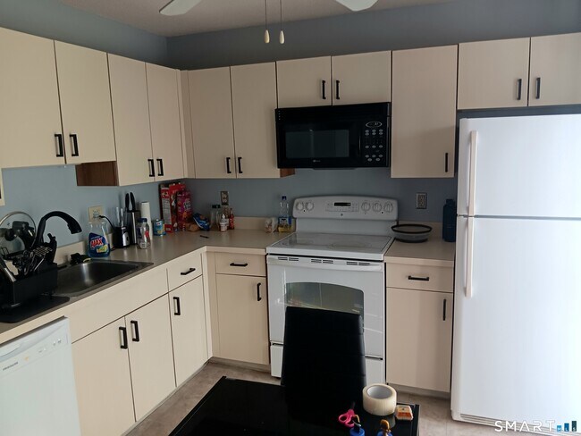 Building Photo - 585 Park Rd