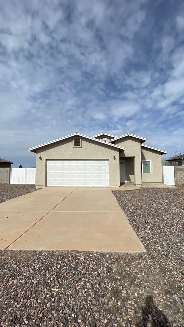 Building Photo - Gorgeos 3 Bedroom