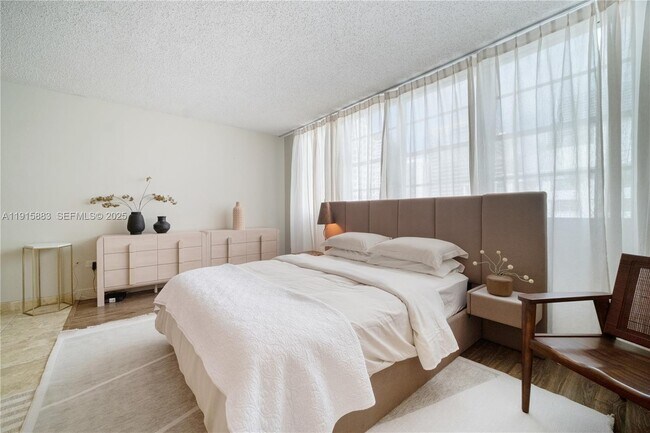 Building Photo - 999 Brickell Bay Dr