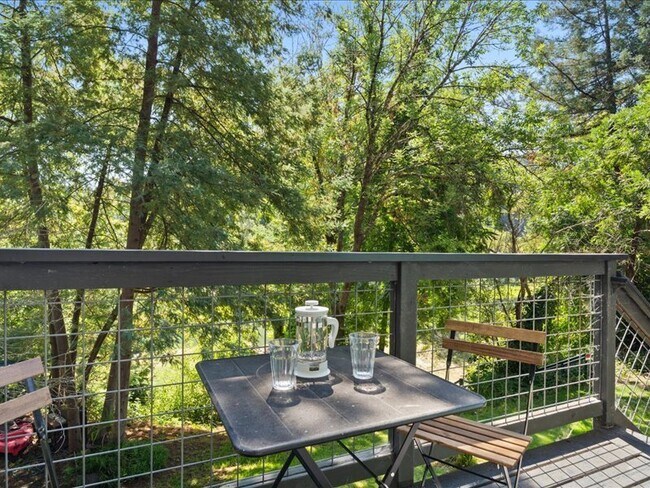 Building Photo - 14975 River Rd