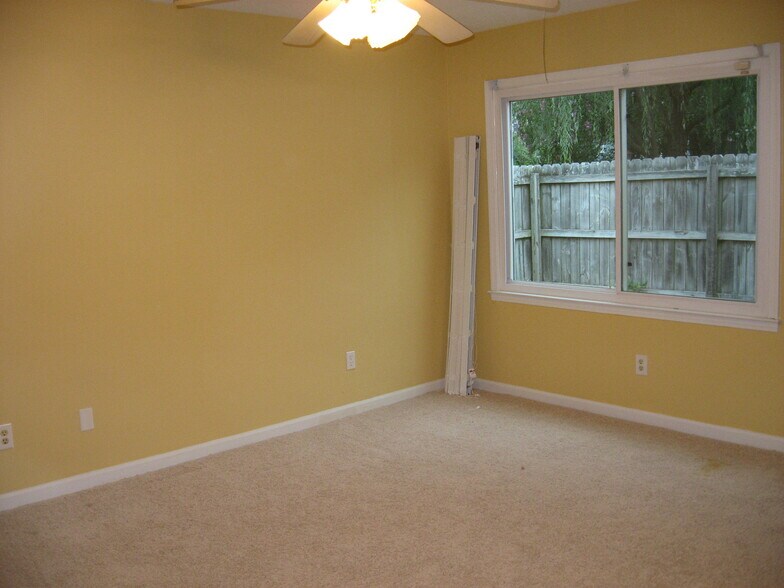 Building Photo - 3605 Pine Knoll Dr