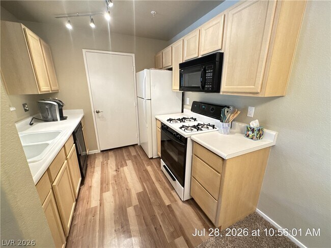 Building Photo - 950 Seven Hills Dr