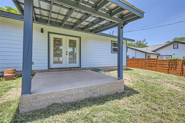 Building Photo - 3501 Santa Fe Dr
