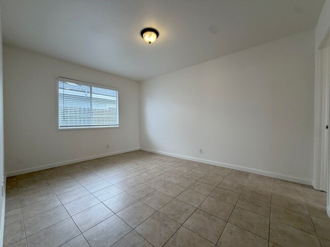 Building Photo - Experience the perfect blend of comfort and convenience