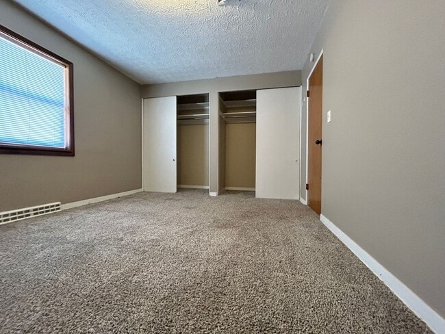 Building Photo - Spacious Home, Great Location