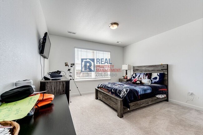 Building Photo - 960 S De Gaulle Ct